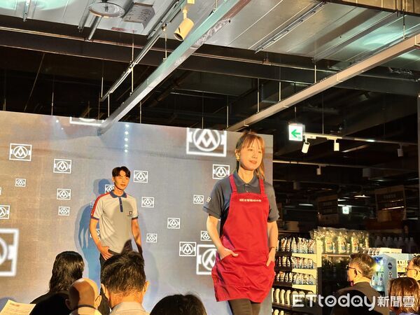 ▲▼全聯、大全聯更換門市員工制服，靈感源自「F1車隊精神」，邀請巴黎、東京奧運開幕式國家代表隊服裝設計師周裕穎操刀。（圖／記者林育綾攝）