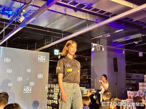 ▲▼全聯、大全聯更換門市員工制服，靈感源自「F1車隊精神」，邀請巴黎、東京奧運開幕式國家代表隊服裝設計師周裕穎操刀。（圖／記者林育綾攝）