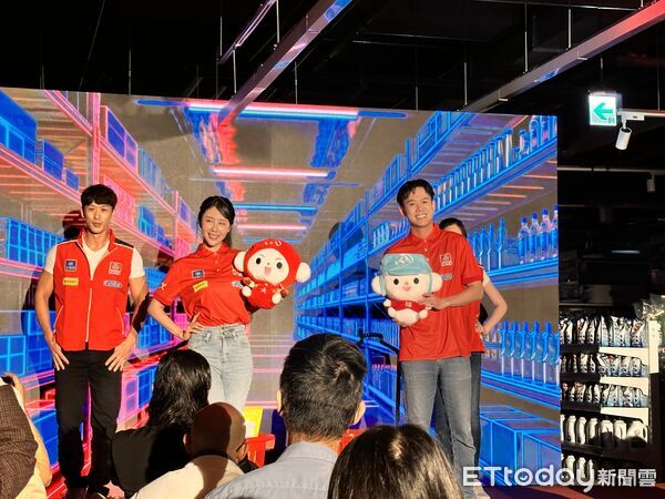 ▲▼全聯、大全聯更換門市員工制服，靈感源自「F1車隊精神」，邀請巴黎、東京奧運開幕式國家代表隊服裝設計師周裕穎操刀。（圖／記者林育綾攝）