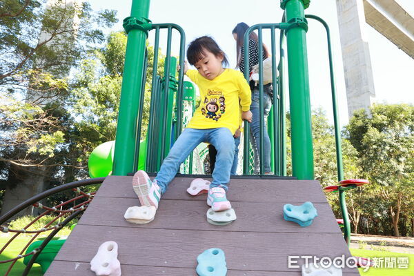 ▲國道6號國姓交流道下的橋聳雲天園區增設親子遊樂設施。（圖／南投縣政府提供）