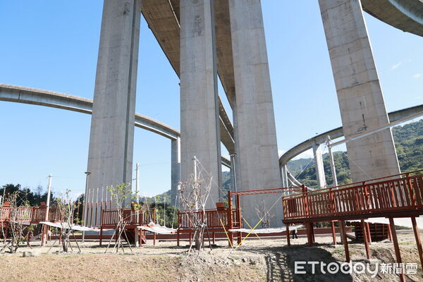 ▲國道6號國姓交流道下的橋聳雲天園區增設親子遊樂設施。（圖／南投縣政府提供）