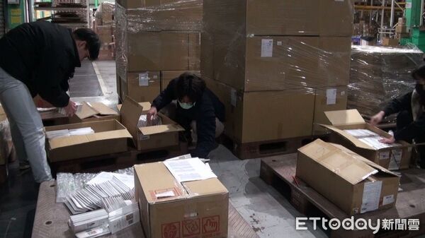 ▲▼▲網路賣五款補湯沒有藥證，警方查扣14847包違法補湯。（圖／記者邱中岳翻攝）