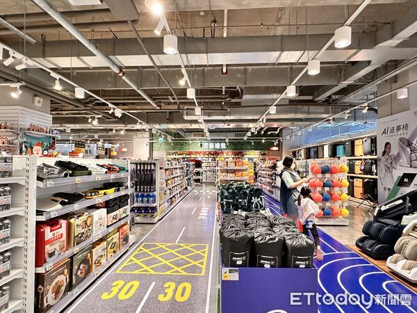 ▲大全聯青埔店以「量販＋百貨」打造。（圖／記者林育綾攝）