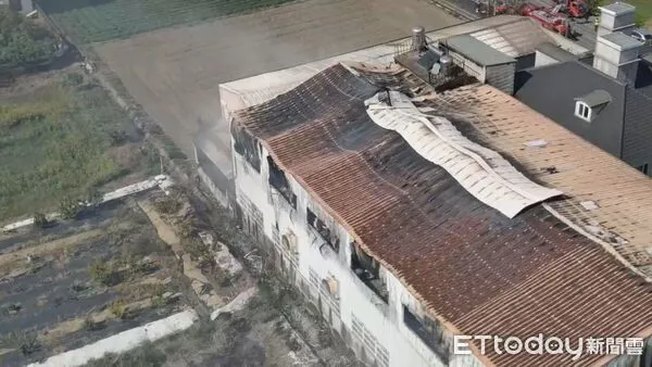 ▲▼ 台南市新化區大德路一間鐵皮工廠發生火警            。（圖／記者翁伊森翻攝）