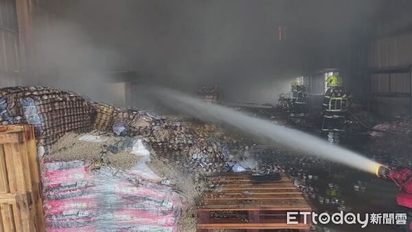 ▲▼ 台南市新化區大德路一間鐵皮工廠發生火警            。（圖／記者翁伊森翻攝）
