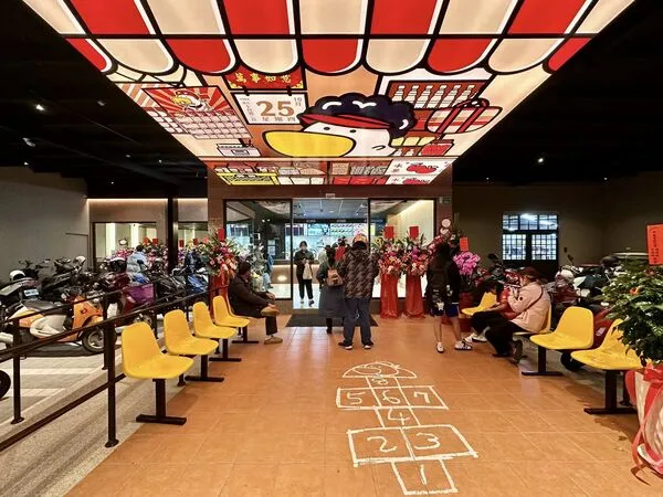 ▲丹丹漢堡大灣店昨天開幕　網讚店面好可愛「根本觀光景點」。（圖／粉專「台南式」提供）