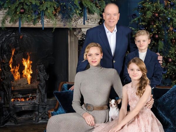 摩納哥王妃聖誕裝超貼身　優雅裙裝不容一絲贅肉