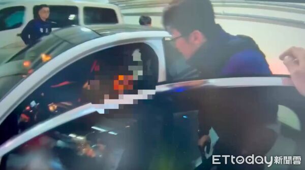 ▲▼淡水警方集結警力營救被擄走的謝男，警方在停車場逮捕載送謝男的葉姓男子             。（圖／記者陳以昇翻攝）