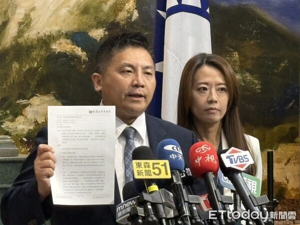 ▲▼國民黨文傳會主委吳宗憲受訪，將提告自由時報。（圖／記者鄭佩玟攝）