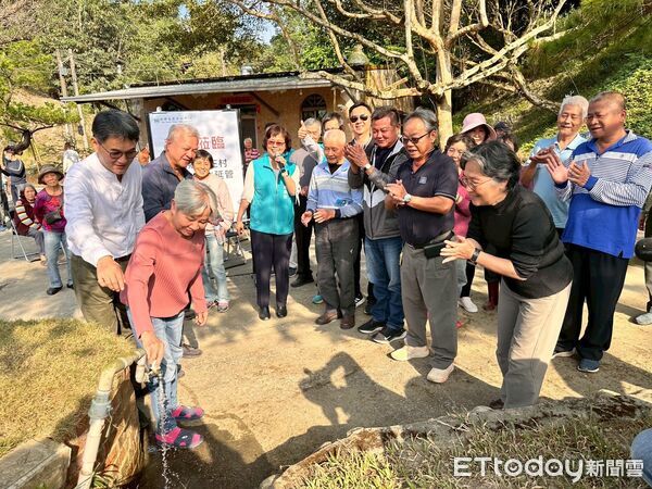▲古坑圳頭坑通水典禮登場，住戶現場見證清澈自來水流出，盼望多年的民生工程終於完成。（圖／記者游瓊華翻攝）