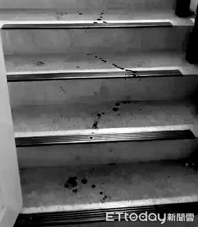 ▲▼大甲深夜街頭遇債主，男子遭砍長14cm傷，汽車樓梯濃濃腥血味。（圖／民眾提供，下同）