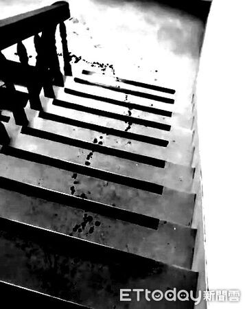 ▲▼大甲深夜街頭遇債主，男子遭砍長14cm傷，汽車樓梯濃濃腥血味。（圖／民眾提供，下同）