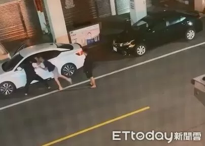 ▲▼大甲深夜街頭遇債主，男子遭砍長14cm傷，汽車樓梯濃濃腥血味。（圖／民眾提供，下同）