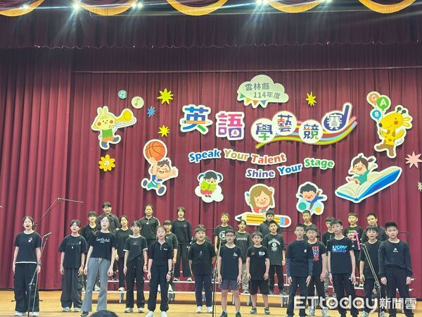 ▲雲林英語學藝競賽開幕，學生以亮麗造型登場，舞台表現活潑吸睛。（圖／記者游瓊華翻攝）