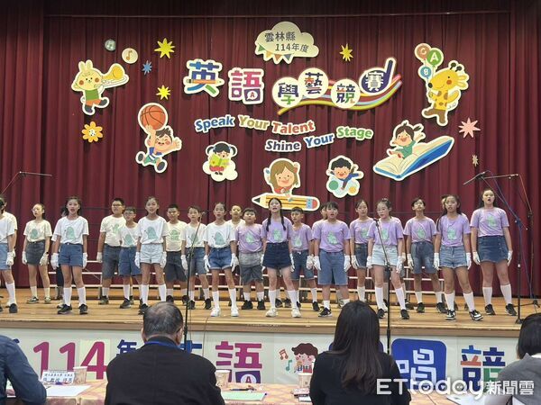 ▲雲林英語學藝競賽開幕，學生以亮麗造型登場，舞台表現活潑吸睛。（圖／記者游瓊華翻攝）
