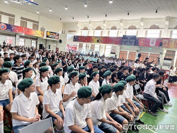 ▲雲林英語學藝競賽開幕，學生以亮麗造型登場，舞台表現活潑吸睛。（圖／記者游瓊華翻攝）