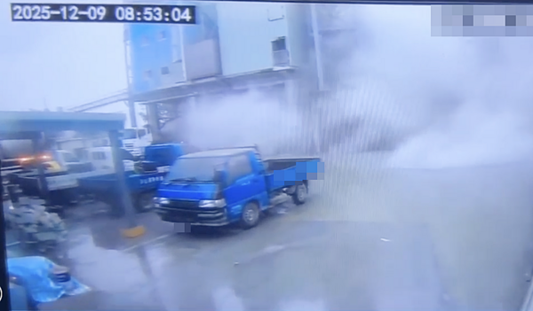 ▲桃園市觀音區一家水泥預拌廠昨（9）日上午廠內施作水泥桶槽更新工程時，水泥桶槽突然崩塌，瞬間整廠到處飛灰。（圖／民眾提供）