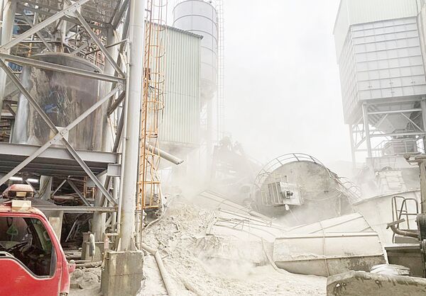 ▲桃園市觀音區一家水泥預拌廠昨（9）日，水泥桶槽突然崩塌，瞬間整座廠區一片狼藉。（圖／民眾提供）