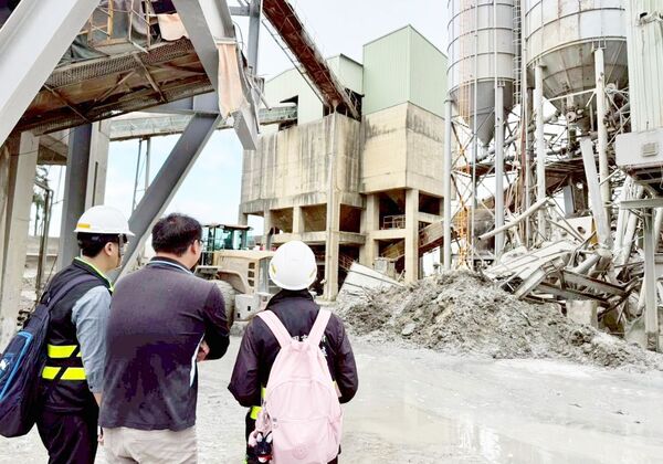 ▲桃園市勞檢處人員今天前往觀音區水泥預拌廠稽查。（圖／市府勞檢處提供）