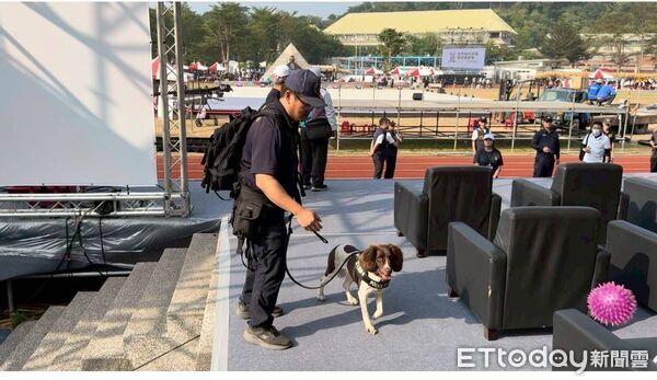 ▲出動「偵爆犬」。（圖／記者陳崑福翻攝）