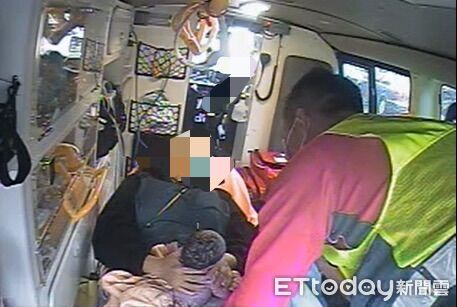 ▲▼宜蘭30歲陳婦在宜蘭國小幼兒園外面產下男嬰，消防救援母子送醫均安。（圖／記者游芳男翻攝，下同）