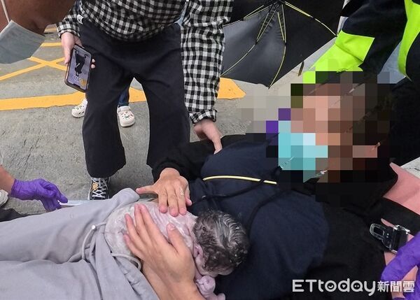 ▲▼宜蘭30歲陳婦在宜蘭國小幼兒園外面產下男嬰，消防救援母子送醫均安。（圖／記者游芳男翻攝，下同）