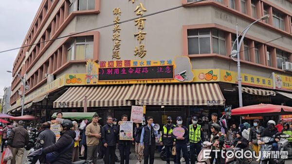 ▲▼清水分局長鄭鴻文拿著大聲公在市場宣導防詐。（圖／警方提供，下同）