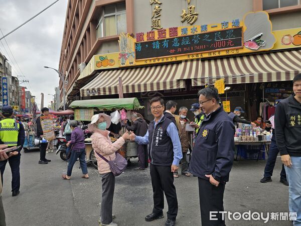 ▲▼清水分局長鄭鴻文拿著大聲公在市場宣導防詐。（圖／警方提供，下同）