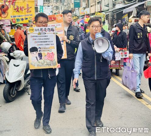 ▲▼清水分局長鄭鴻文拿著大聲公在市場宣導防詐。（圖／警方提供，下同）