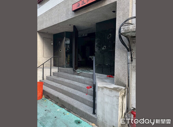 ▲北市大安區知名私房菜餐廳10日凌晨遭歹徒持球棒潑黑漆砸店。（圖／記者張君豪翻攝）