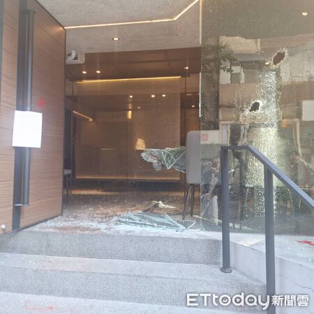 ▲北市大安區知名私房菜餐廳10日凌晨遭歹徒持球棒潑黑漆砸店。（圖／記者張君豪翻攝）