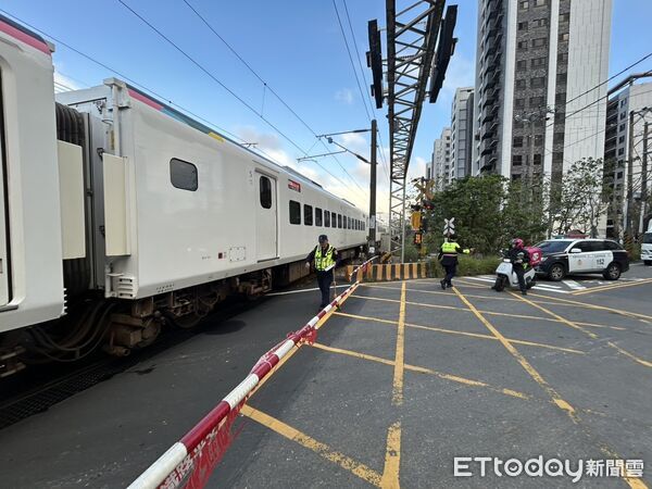 ▲台鐵死傷事故，埔心=楊梅間平交道1男遭自強號撞上命危。（圖／記者沈繼昌翻攝，下同）