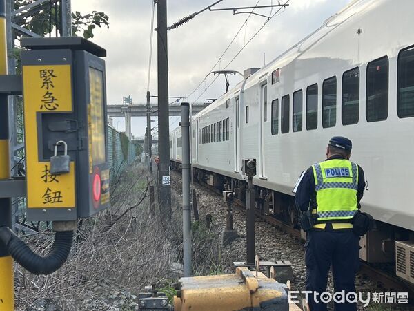 ▲台鐵死傷事故，埔心=楊梅間平交道1男遭自強號撞上命危。（圖／記者沈繼昌翻攝，下同）