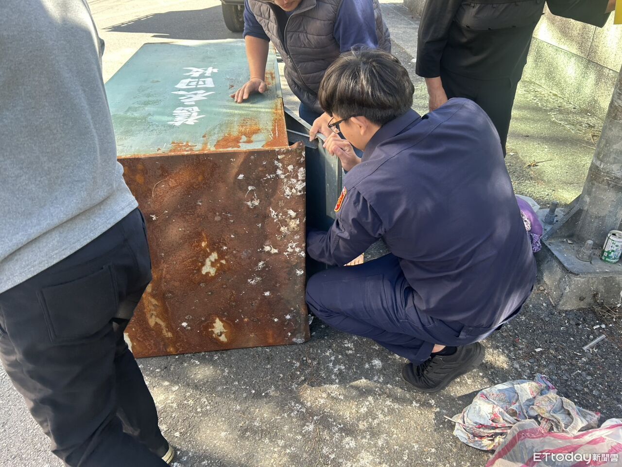 20萬現金誤丟舊衣回收箱!南投警逐件翻找尋回 糊塗男超感動