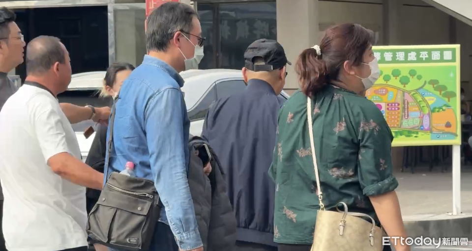 檳榔攤闆娘被砍死兇手辯討債!家屬悲慟驗屍 友:他才是欠錢的人