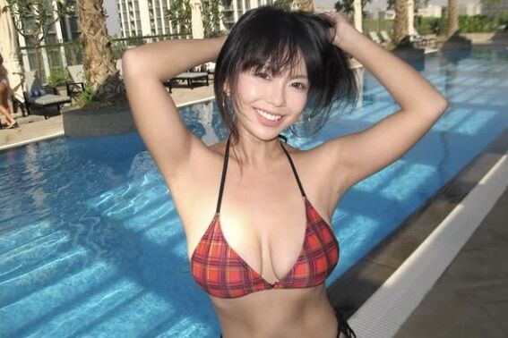 6年前童顏巨乳爆紅！陸正妹攝影師「曬紅色比基尼照」再掀暴動