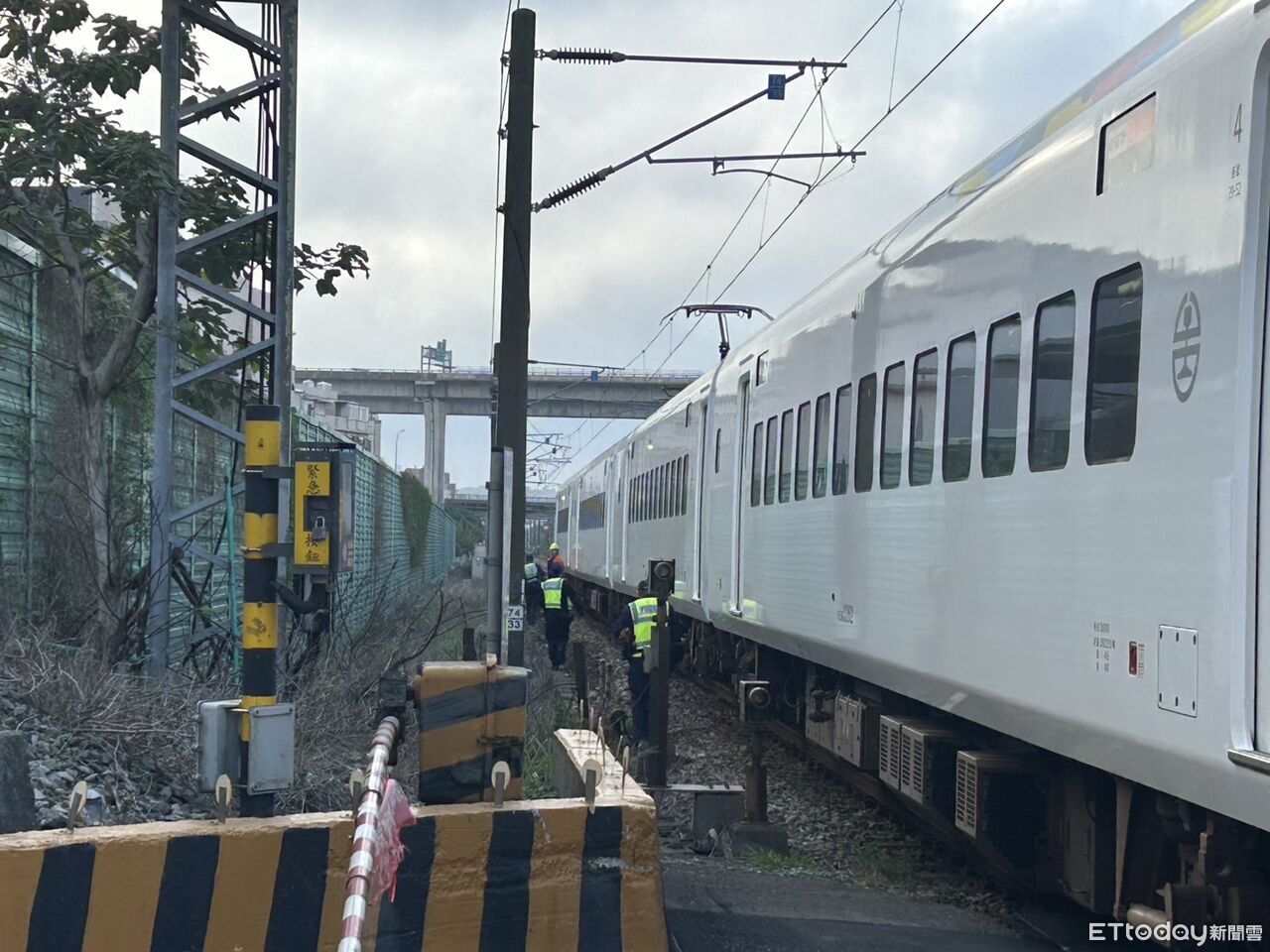 快訊/男平交道上「遭自強號撞擊」! 送醫搶救無效亡