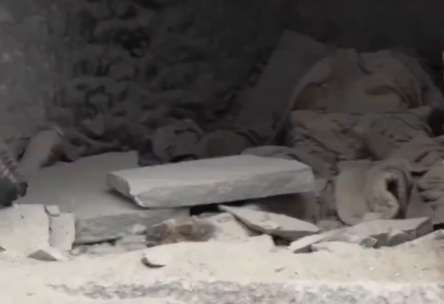 ▲▼重慶男子飛行無人機拍到崖洞乾屍。（圖／翻攝自微博）