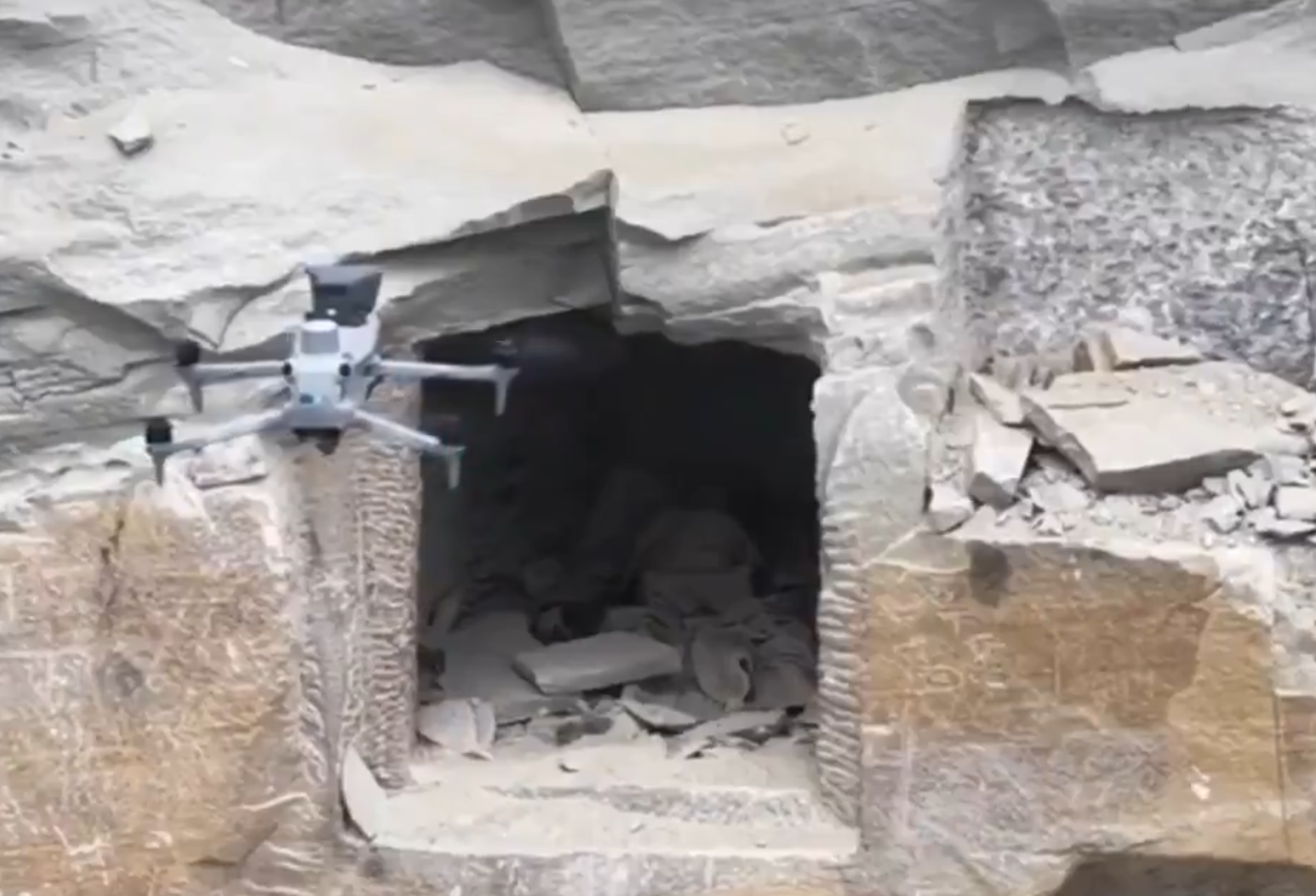 ▲▼重慶男子飛行無人機拍到崖洞乾屍。（圖／翻攝自微博）