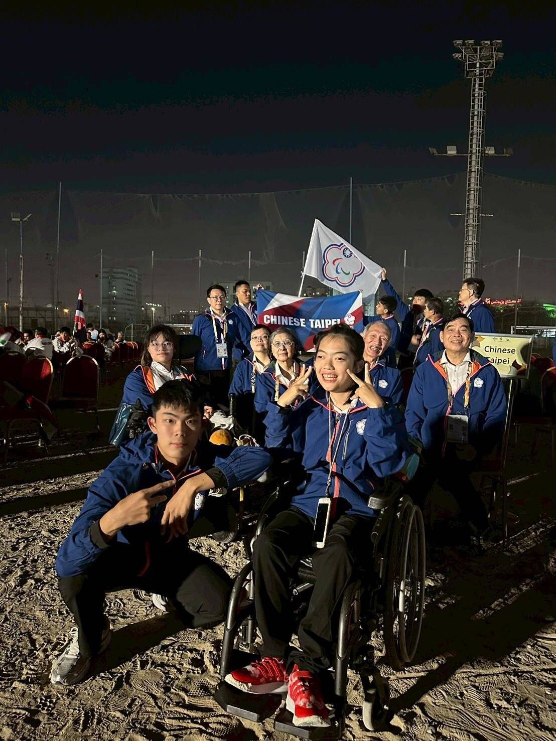 ▲▼我國代表團由2024巴黎帕拉林匹克運動會桌球C11級銀牌陳柏諺及2024世界能力青年運動會田徑T71級金牌姚宥米擔任掌旗官率領進場。2025年第5屆杜拜亞洲帕拉青年運動會於當地10日晚間熱鬧開幕，我代表團以T排序於31順位準備進場。             。（圖／運動部提供）