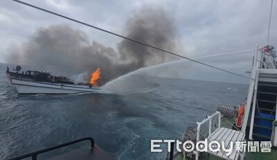 安平外海21浬漁船突起火！4船員緊急轉移　海巡雙艇灌水2小時撲滅