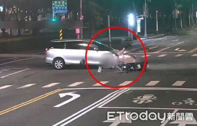 休旅車闖紅燈！「無照長腿妹」挨撞滾地畫面曝...機車秒變廢鐵