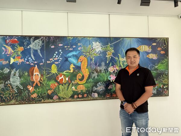 ▲孩子們的作品在明亮空間中展出，呈現純粹筆觸與獨特想像力。（圖／記者游瓊華翻攝）