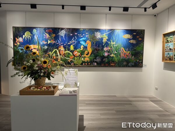 ▲孩子們的作品在明亮空間中展出，呈現純粹筆觸與獨特想像力。（圖／記者游瓊華翻攝）