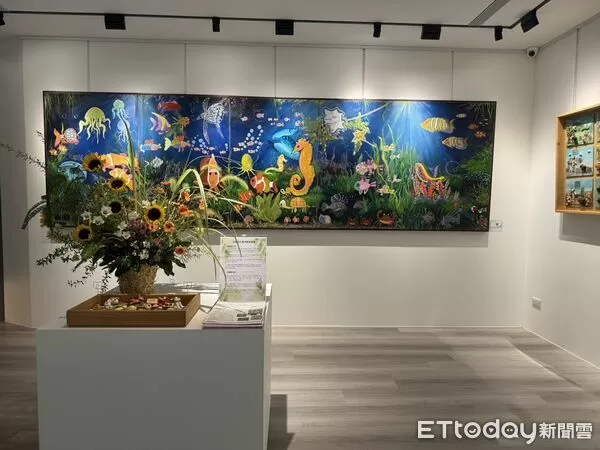 ▲孩子們的作品在明亮空間中展出，呈現純粹筆觸與獨特想像力。（圖／記者游瓊華翻攝）