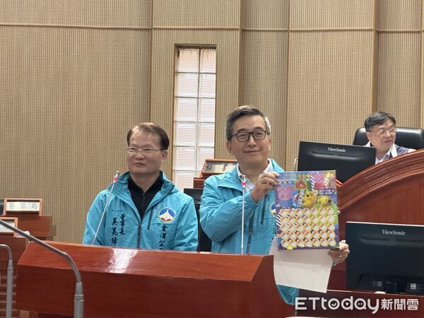 ▲▼董森堡議員於質詢時準備「抽抽樂」送給金酒總經理丁丞康 。（圖／記者鄭逢時攝）