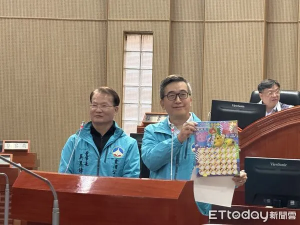 ▲▼董森堡議員於質詢時準備「抽抽樂」送給金酒總經理丁丞康 。（圖／記者鄭逢時攝）