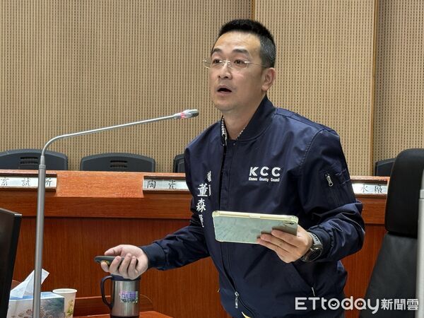 ▲▼董森堡議員於質詢時準備「抽抽樂」送給金酒總經理丁丞康 。（圖／記者鄭逢時攝）