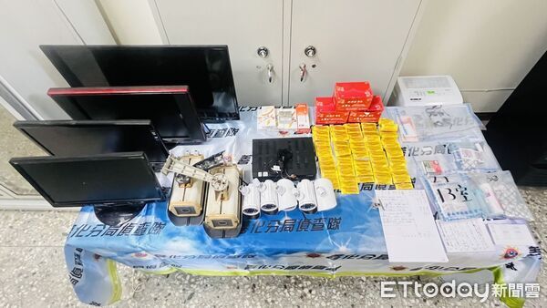 ▲善化警方與移民署專勤隊合作攻堅，查獲以「選妃」噱頭暗藏全套性交易的非法SPA會館，查獲6名泰籍女子非法打工並逾期居留，後續由移民署收容處理。（記者林東良翻攝，下同）