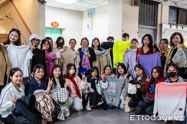 ▲嘉藥粧品系發起冬衣募集活動，短時間內募得近 500 件外套與毛衣，學生們開心挑選。（記者林東良翻攝，下同）